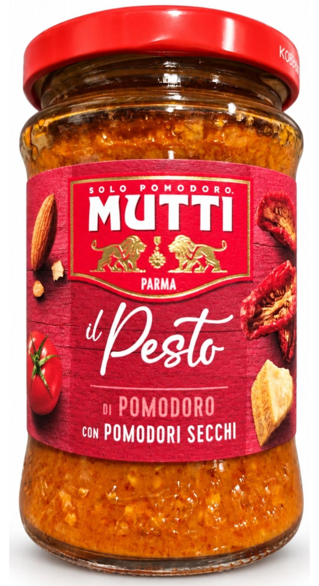 Mutti pesto jar with red label il Pesto and dried tomato pieces